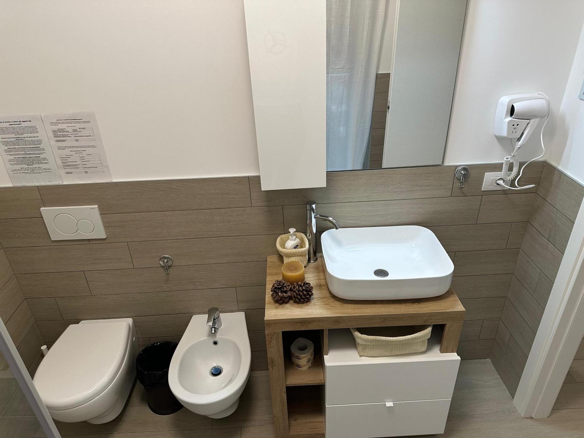 Casa Ideale Tim Appartmanti Moderni Vicina Al Centro Lecco Exterior foto