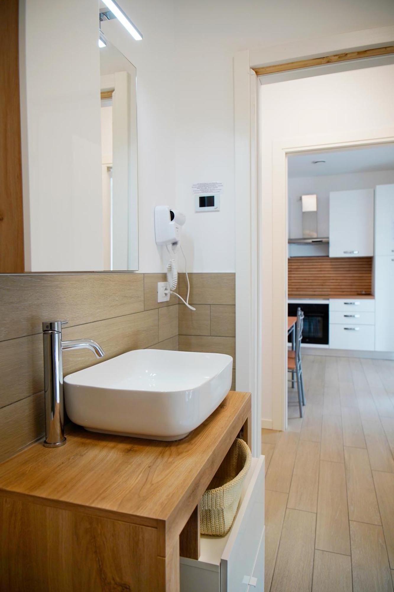 Casa Ideale Tim Appartmanti Moderni Vicina Al Centro Lecco Exterior foto