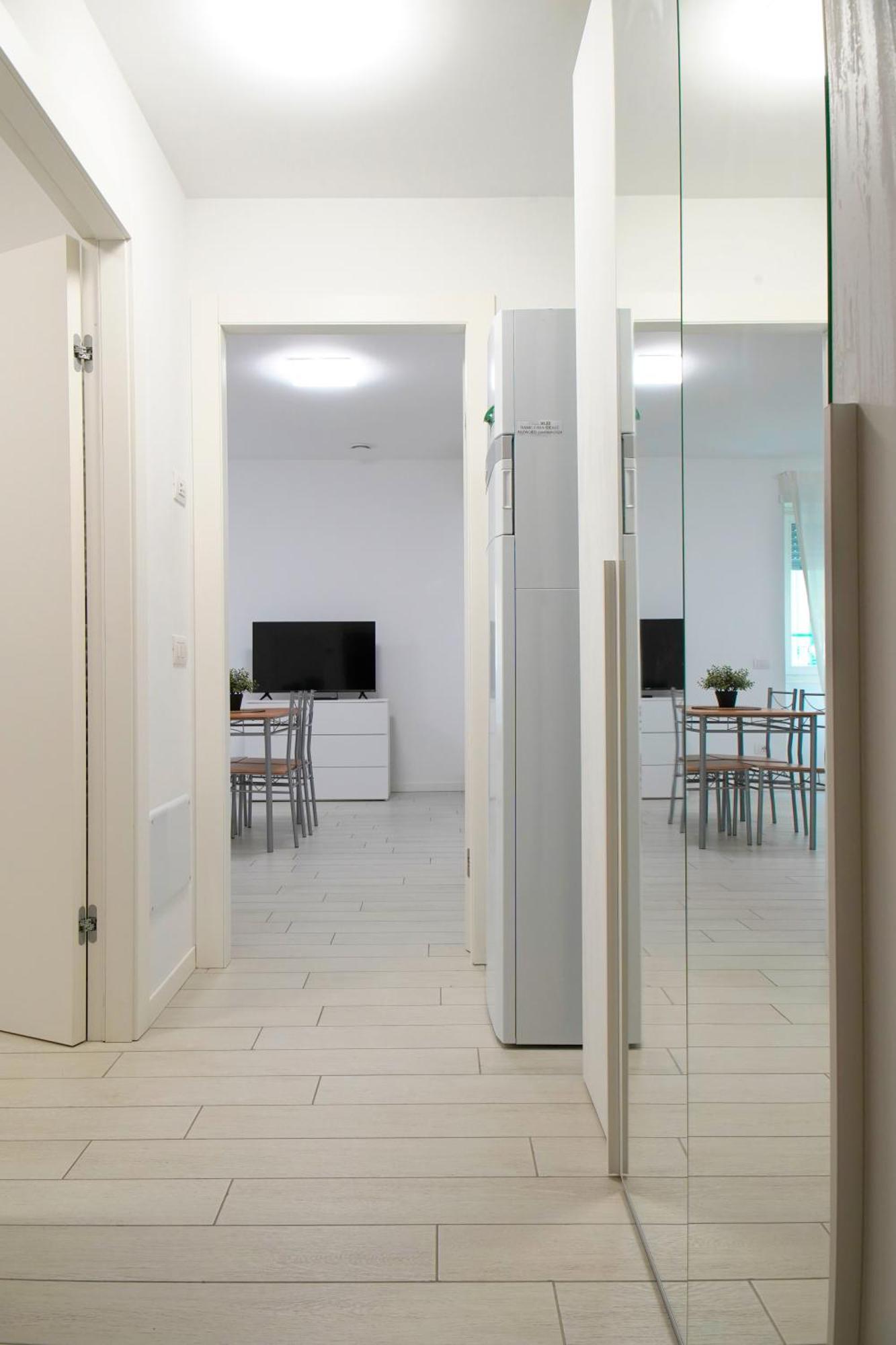 Casa Ideale Tim Appartmanti Moderni Vicina Al Centro Lecco Exterior foto